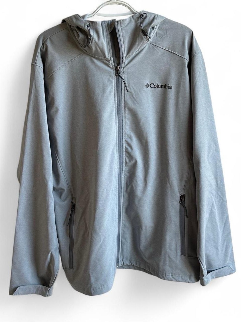 Columbia Windbreaker Jacket with zipper pockets and hood. Mens Size Large.